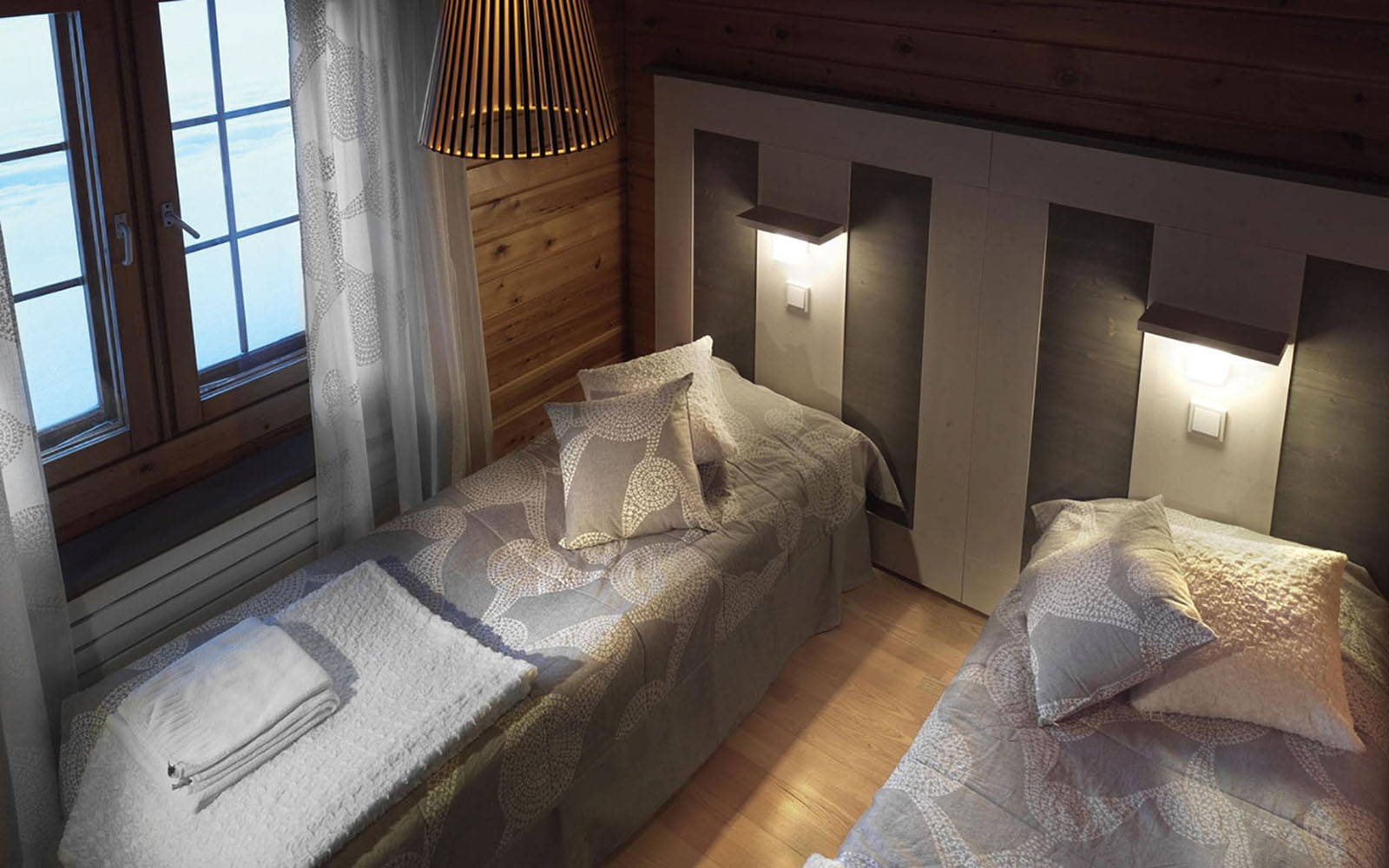 A cosy standard room with twin beds at Hotel Yllas Humina in Akoslompolo, Finnish Lapland 
